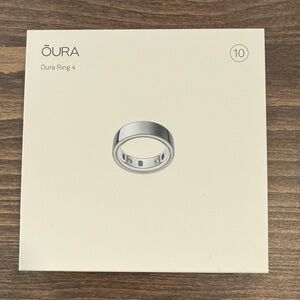 Oura Ring 4 in Shiny Silver